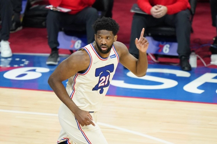  恩比德统治内线76人轻取尼克斯锁定东部前三